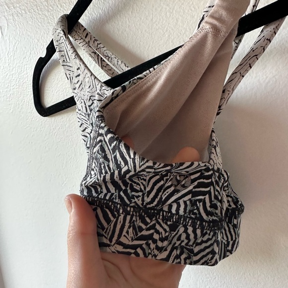 Lululemon Sports Bra Size 4 - Picture 2 of 4